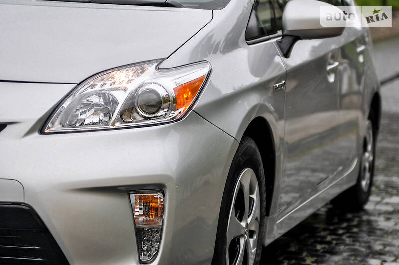 Седан Toyota Prius 2015 в Черновцах