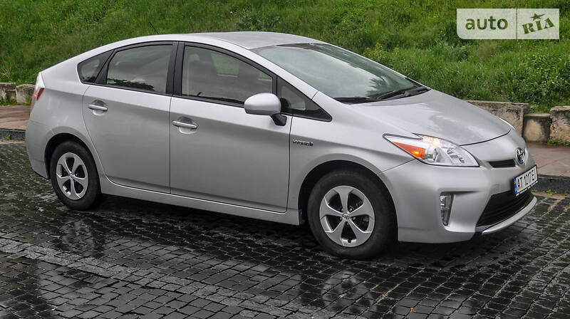 Седан Toyota Prius 2015 в Черновцах