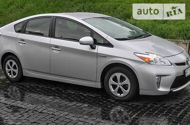 Седан Toyota Prius 2015 в 