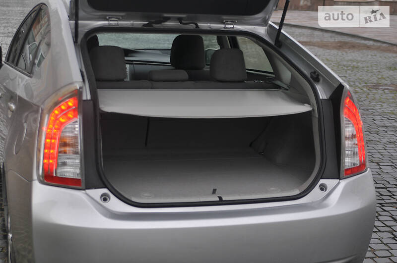 Седан Toyota Prius 2015 в Черновцах
