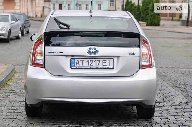 Седан Toyota Prius 2015 в Черновцах