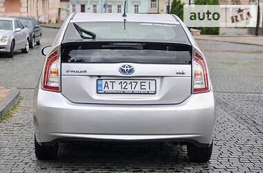 Седан Toyota Prius 2015 в 
