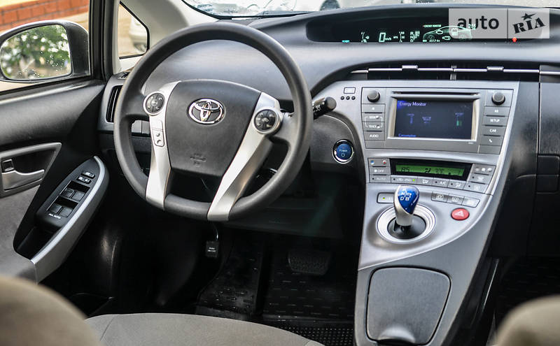 Седан Toyota Prius 2015 в Черновцах