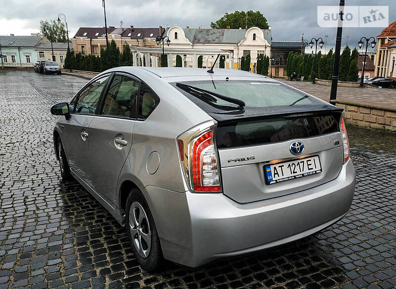 Седан Toyota Prius 2015 в Черновцах