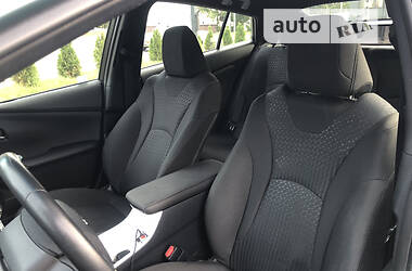Хетчбек Toyota Prius 2016 в 