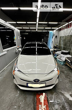 Хетчбек Toyota Prius 2016 в 