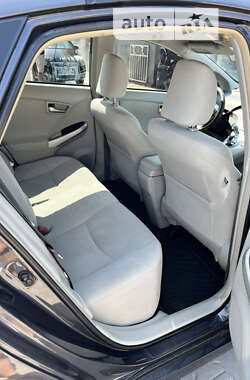 Хэтчбек Toyota Prius 2014 в 