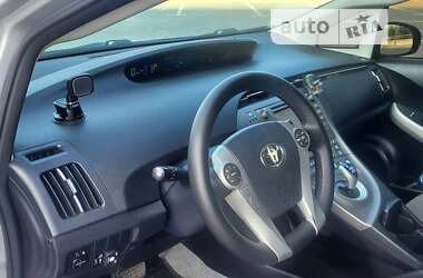 Хэтчбек Toyota Prius 2012 в 