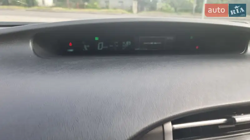 Хэтчбек Toyota Prius 2013 в 