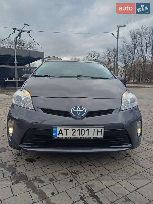 Хэтчбек Toyota Prius 2013 в 