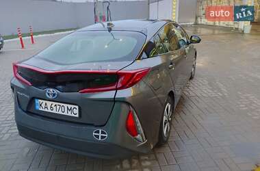 Хэтчбек Toyota Prius 2018 в 