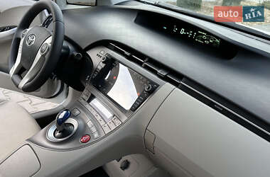 Хэтчбек Toyota Prius 2012 в 