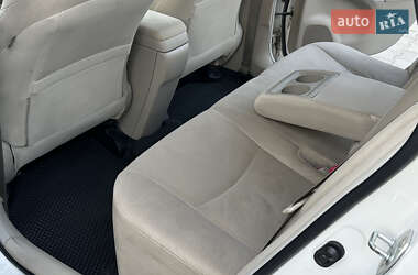 Хэтчбек Toyota Prius 2012 в 