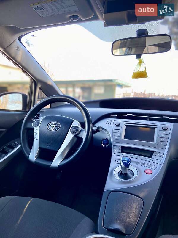 Хэтчбек Toyota Prius 2015 в Николаеве