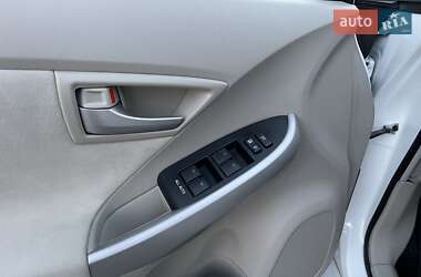 Хэтчбек Toyota Prius 2013 в 