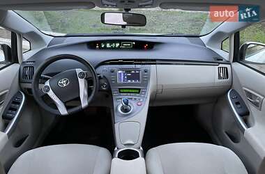 Хэтчбек Toyota Prius 2013 в 