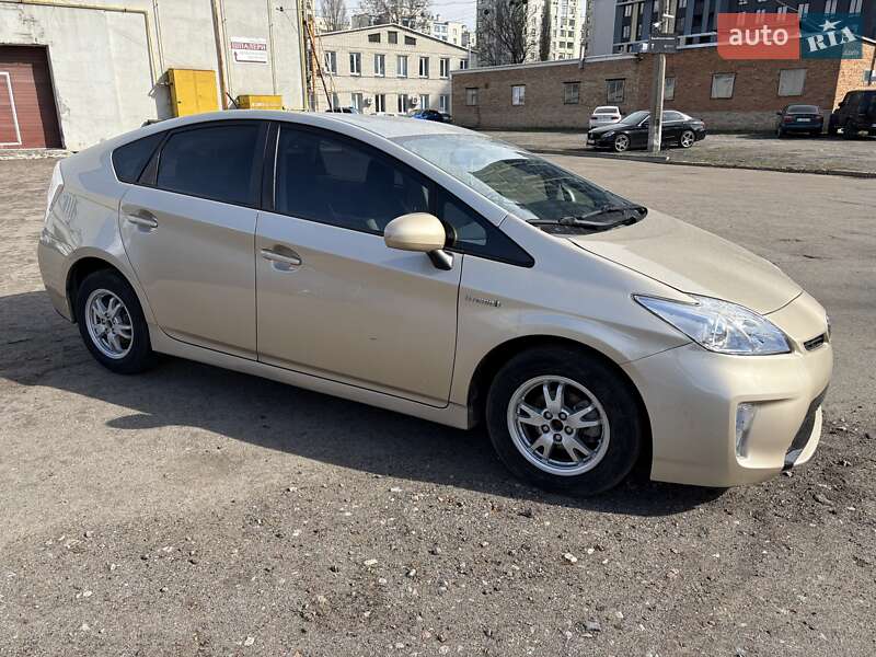 Хэтчбек Toyota Prius 2011 в 