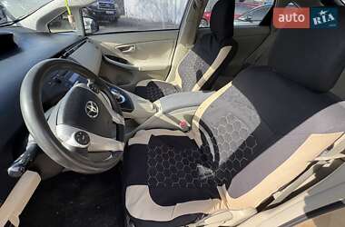Хэтчбек Toyota Prius 2011 в 