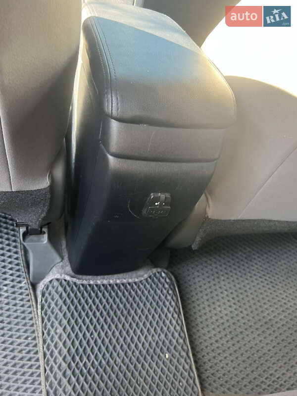 Хетчбек Toyota Prius 2014 в Дніпрі