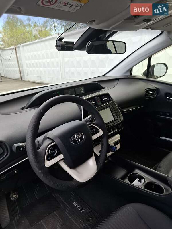Хэтчбек Toyota Prius 2018 в 