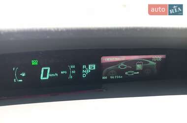 Хэтчбек Toyota Prius 2013 в 