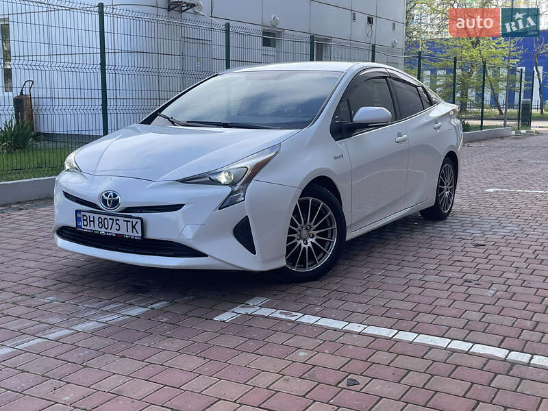 Хетчбек Toyota Prius 2017 в 