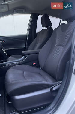 Хетчбек Toyota Prius 2017 в 