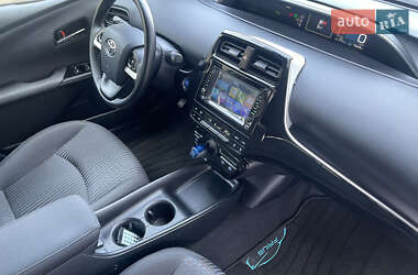 Хетчбек Toyota Prius 2017 в 