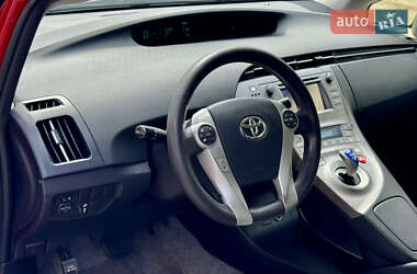 Хэтчбек Toyota Prius 2013 в 