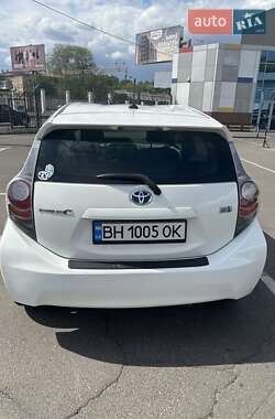 Хэтчбек Toyota Prius 2012 в 