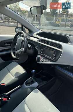 Хэтчбек Toyota Prius 2012 в 