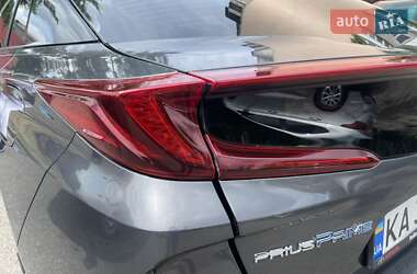 Хэтчбек Toyota Prius 2017 в 