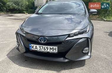 Хэтчбек Toyota Prius 2017 в 