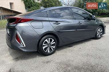 Хэтчбек Toyota Prius 2017 в 