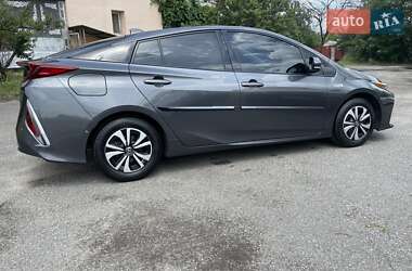 Хэтчбек Toyota Prius 2017 в 