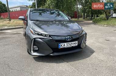 Хэтчбек Toyota Prius 2017 в 