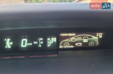 Хэтчбек Toyota Prius 2014 в 