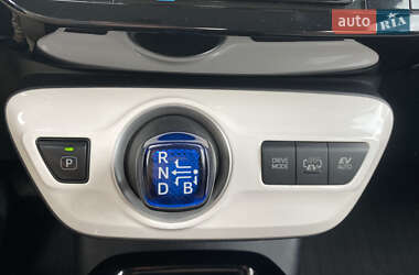 Хэтчбек Toyota Prius 2017 в 