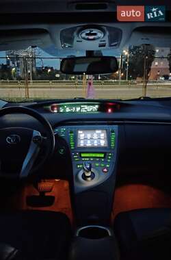 Хэтчбек Toyota Prius 2014 в 