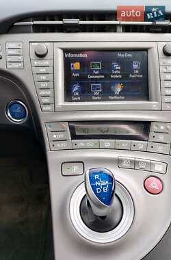 Хэтчбек Toyota Prius 2014 в 