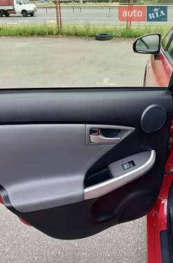 Хэтчбек Toyota Prius 2014 в 