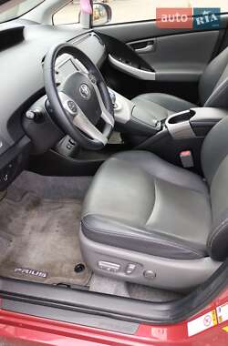 Хэтчбек Toyota Prius 2014 в 