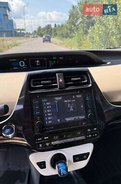 Хетчбек Toyota Prius 2016 в 