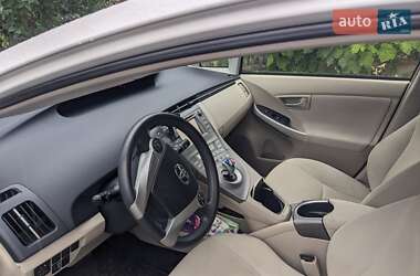 Хэтчбек Toyota Prius 2014 в 