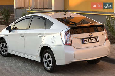 Хэтчбек Toyota Prius 2012 в 