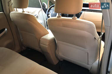 Хэтчбек Toyota Prius 2012 в 
