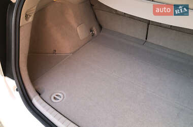 Хэтчбек Toyota Prius 2012 в 
