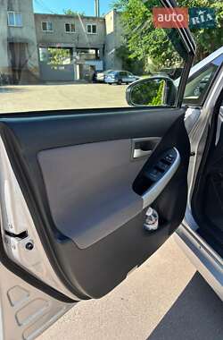 Хэтчбек Toyota Prius 2013 в 