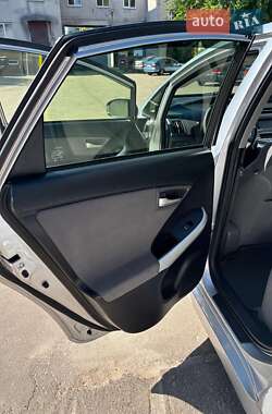Хэтчбек Toyota Prius 2013 в 