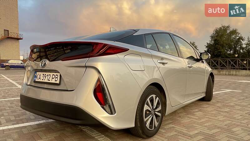 Хэтчбек Toyota Prius 2017 в Харькове